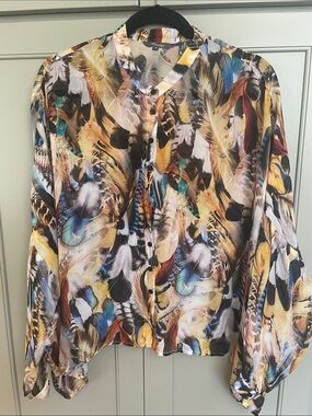 Princess Goes Hollywood Feather Print Button-Front Blouse | Multicolor